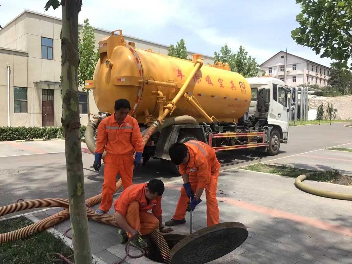 宣城管道疏通车停在窨井附近