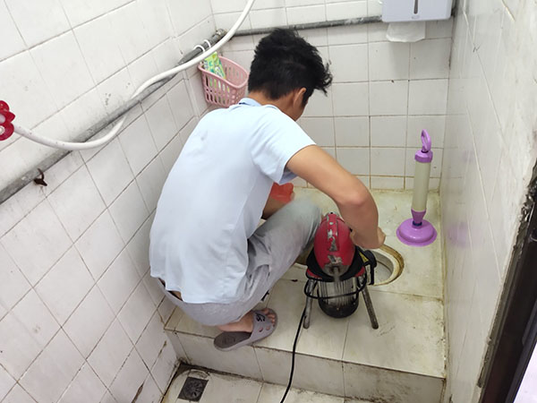 宣城管道堵塞冒臭气 专业师傅现场解决问题